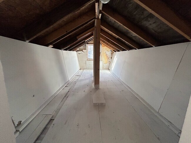 Building Photo - 15931 Deering St