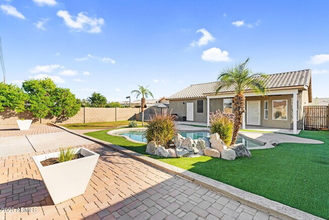 Building Photo - 8406 W Dahlia Dr