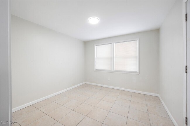 Building Photo - 2400 Saybrook Rd