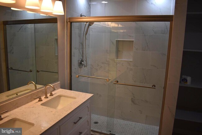 Building Photo - 10730 Symphony Way