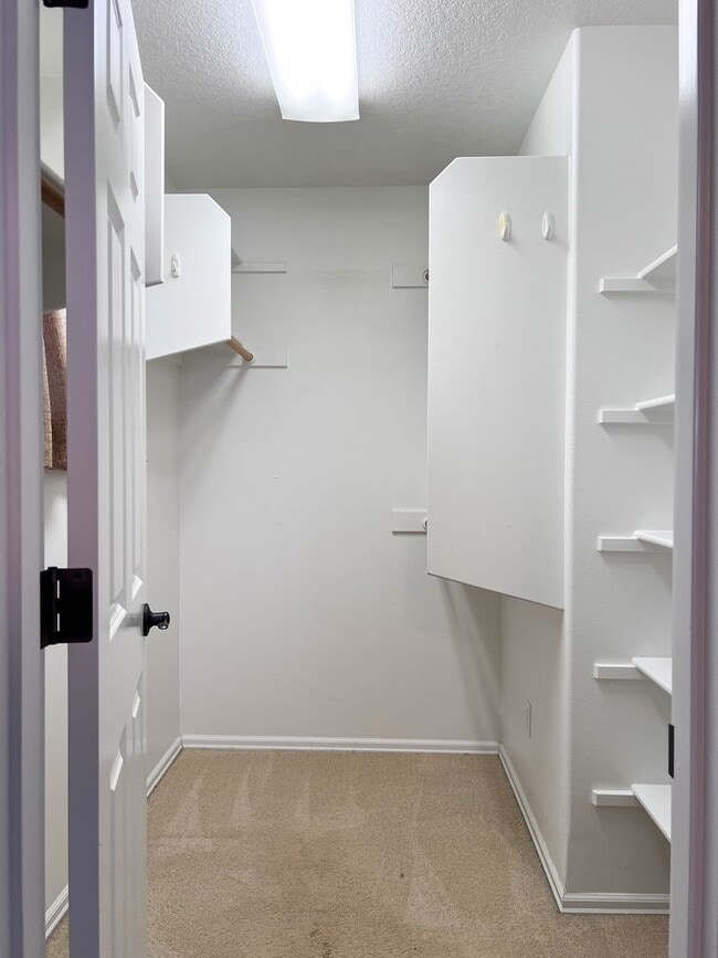 Building Photo - OWN956