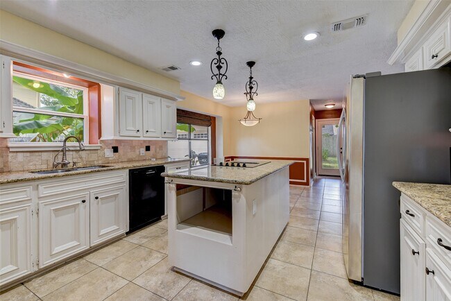 Building Photo - 18310 Lake Oaks Dr