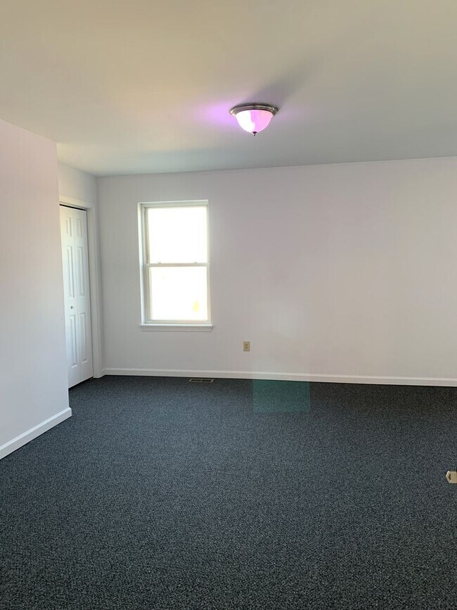 Building Photo - PERFECT COLLEGE RENTAL ONLY A HALF MILE FR...