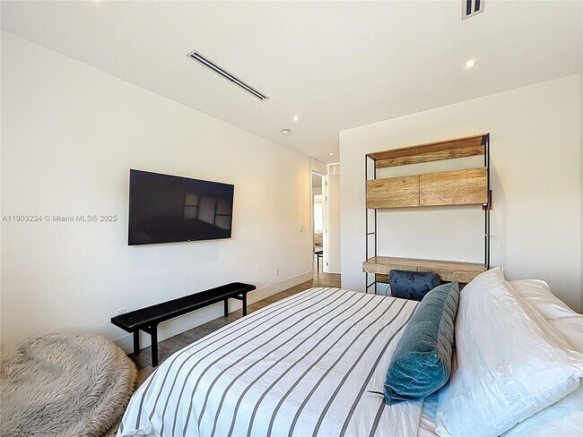 Building Photo - 561 Warren Ln