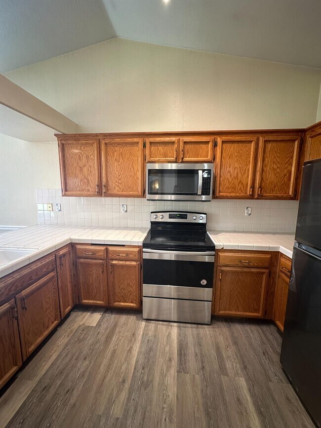 Building Photo - 5560 N Ellendale Ave