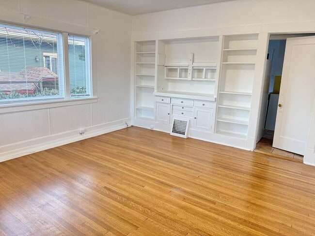 Building Photo - 925 Wilson Ave S