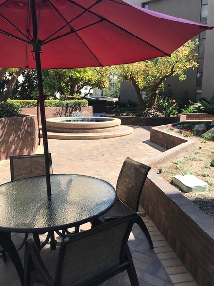 Plenty of community outdoor seating - 850 State St