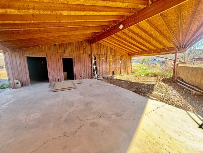 Building Photo - Beautifully Remodeled Three Bedroom Home on 2 Acres with Horse Privileges in Hurricane