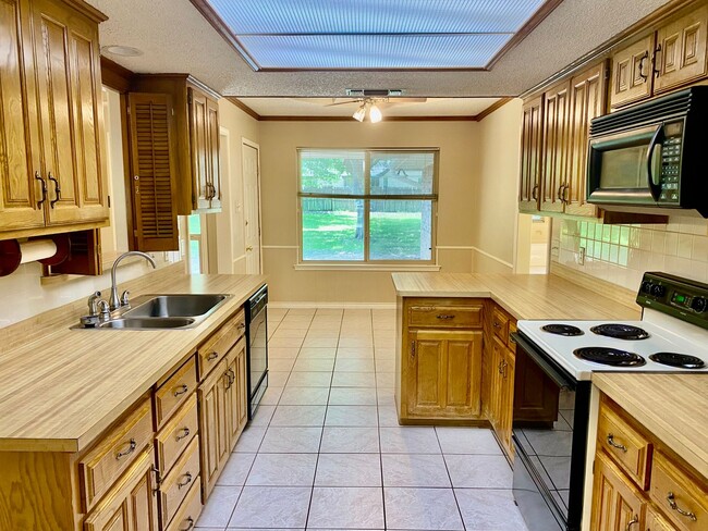 Building Photo - Lovely Home in Downtown Granbury