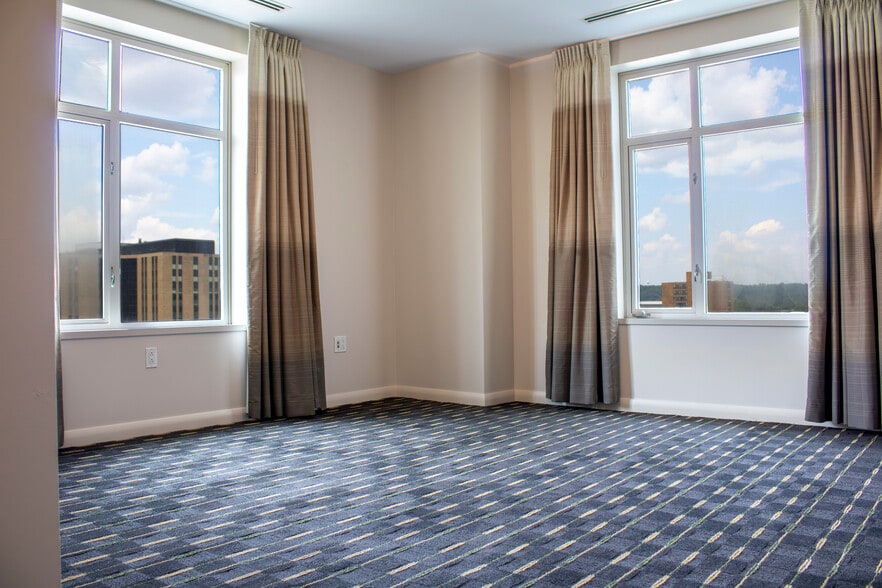 Unfurnished bedroom with private bathroom - Broadway Plaza - Mayo Clinic