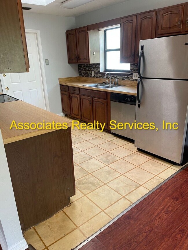 Building Photo - Nice 3 bedroom House! Great for families! ...