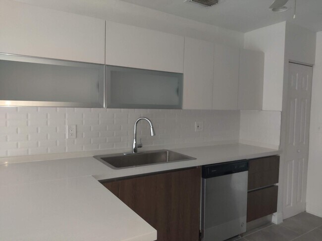 Building Photo - 4905 N Flagler Dr