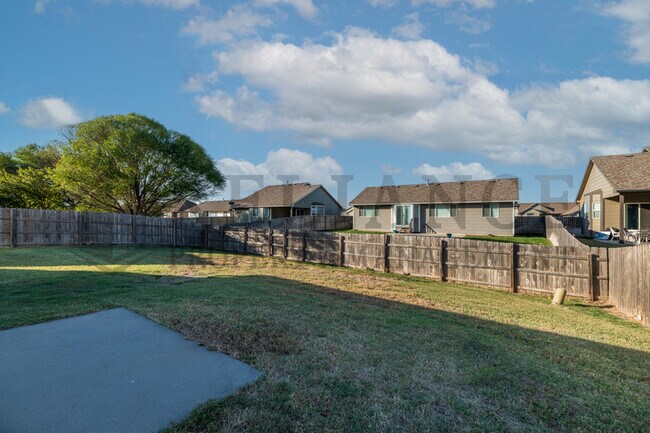 Building Photo - 621 S Longbranch Dr