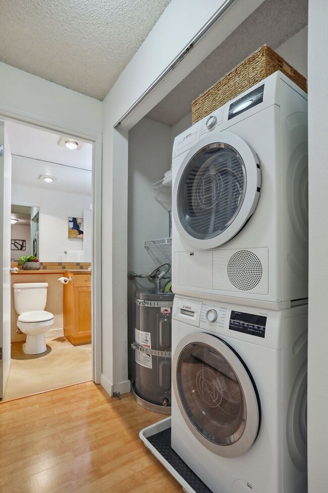 Building Photo - 1bd/1ba Seattle Condo