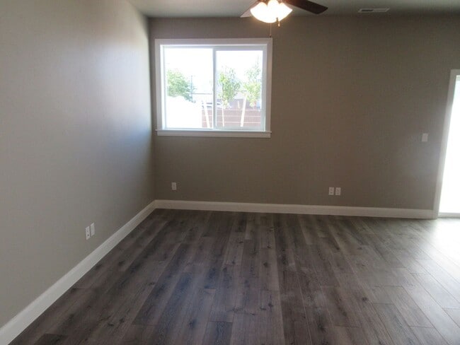 Building Photo - Move-In Discount - 3 bedroom, 2.5 bath - Heart of Cedar City!