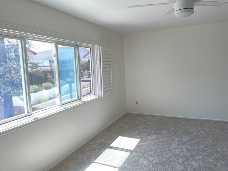 Building Photo - 1543 Calle Violetas