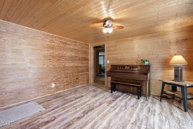 Building Photo - Mini Farm on 2 acres