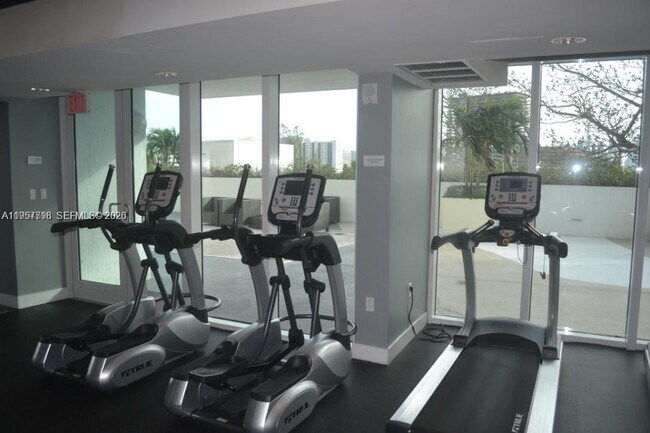 Building Photo - 1861 NW S River Dr