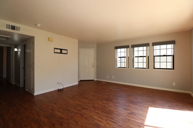 Building Photo - Creekside Nipomo Home