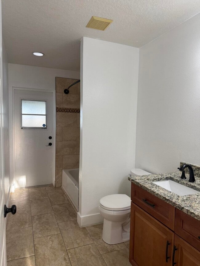 Building Photo - 2341 SW Halissee St