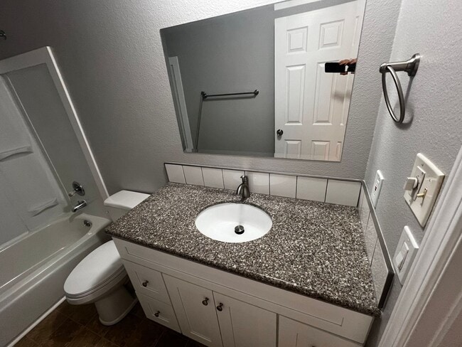 Building Photo - New carpet, kitchen, appliances, paint! Great neighborhood.