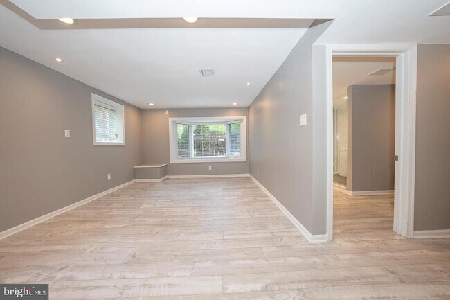 Building Photo - 327 Strathmore Rd