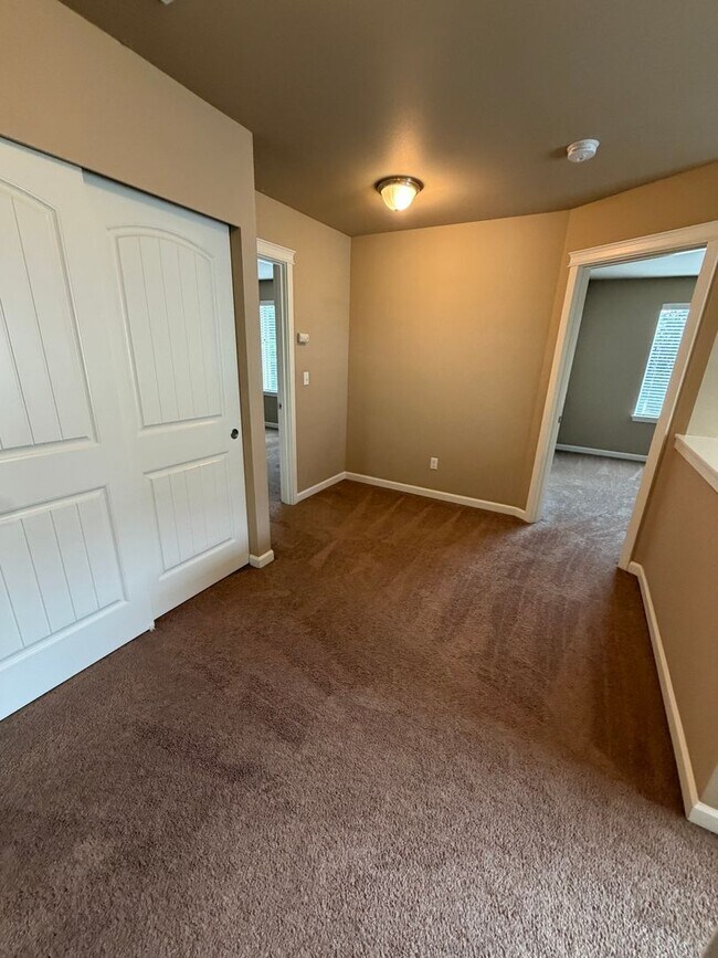 Building Photo - 1415 Grindstone Dr SE