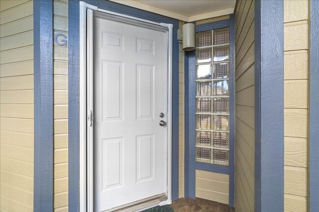 Building Photo - Corner end unit Two Bedroom Two Bath Townh...
