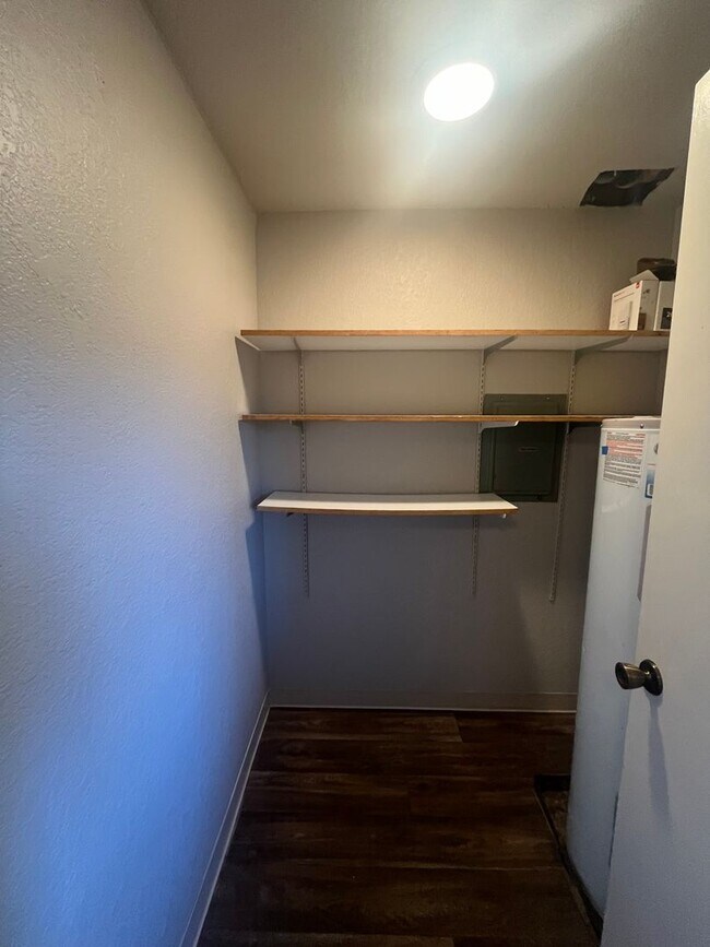 Building Photo - 2-Bedroom 1 1/2-bathroom Townhouse Style Apartment