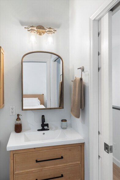 Building Photo - 634 Louisa St