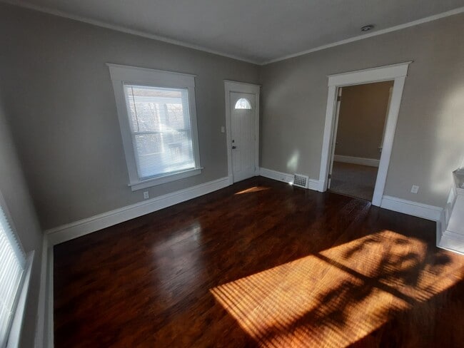 Building Photo - 2 Bedroom, 1 Bathroom home near Drake Univ...