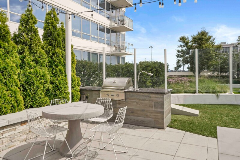 Building Photo - 755 W Adams St