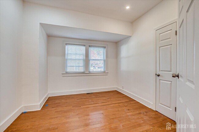 Building Photo - 385 Pierson Ave