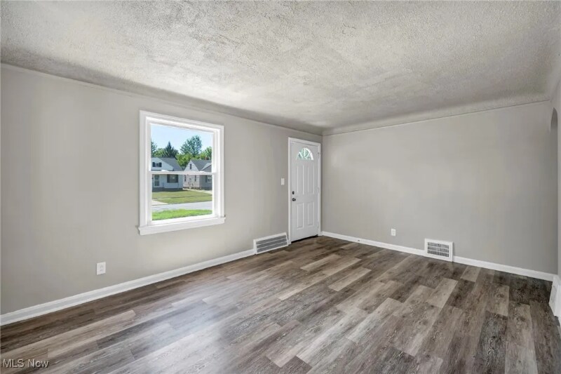 Building Photo - 5574 Waterbury Ave