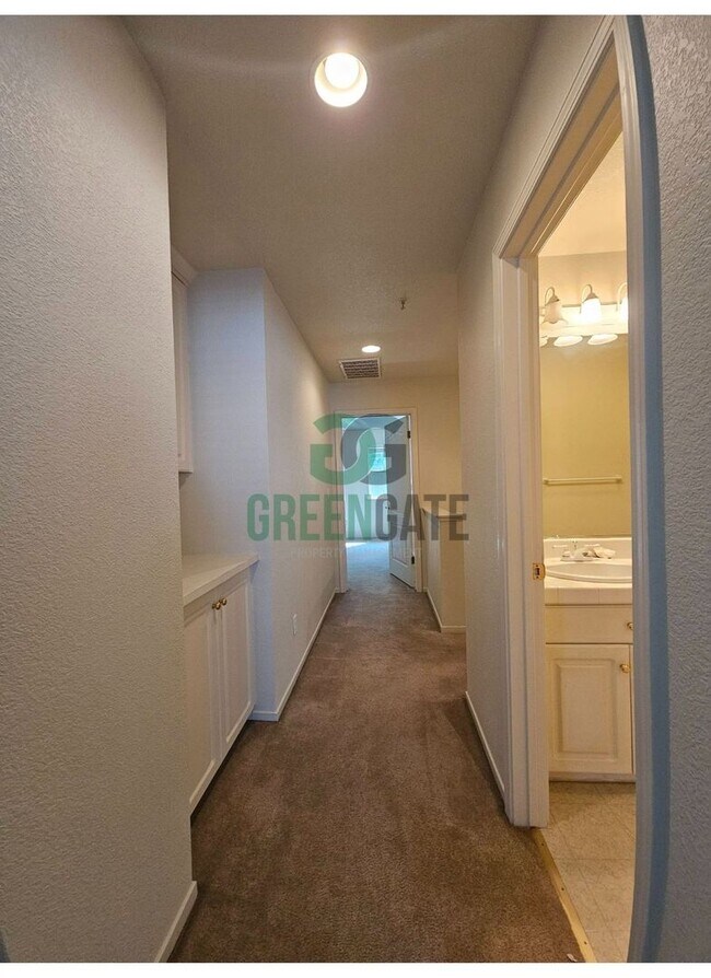 Building Photo - MOVE-IN SPECIAL $500 off first month!! Bea...
