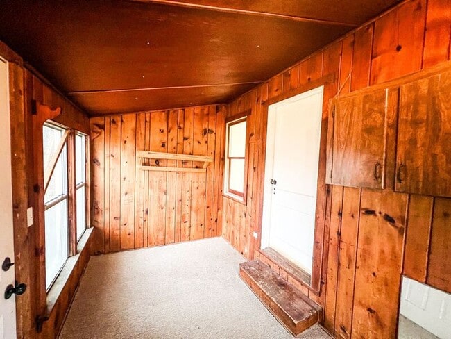 Building Photo - 120 E Maple St