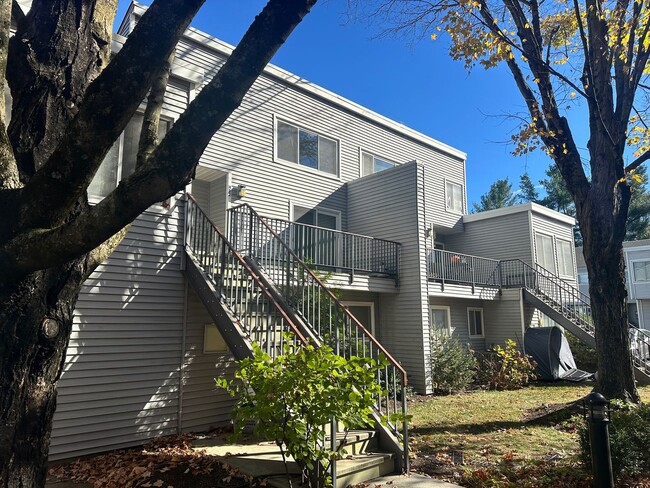 Building Photo - Bedford Hills Condo Beauty