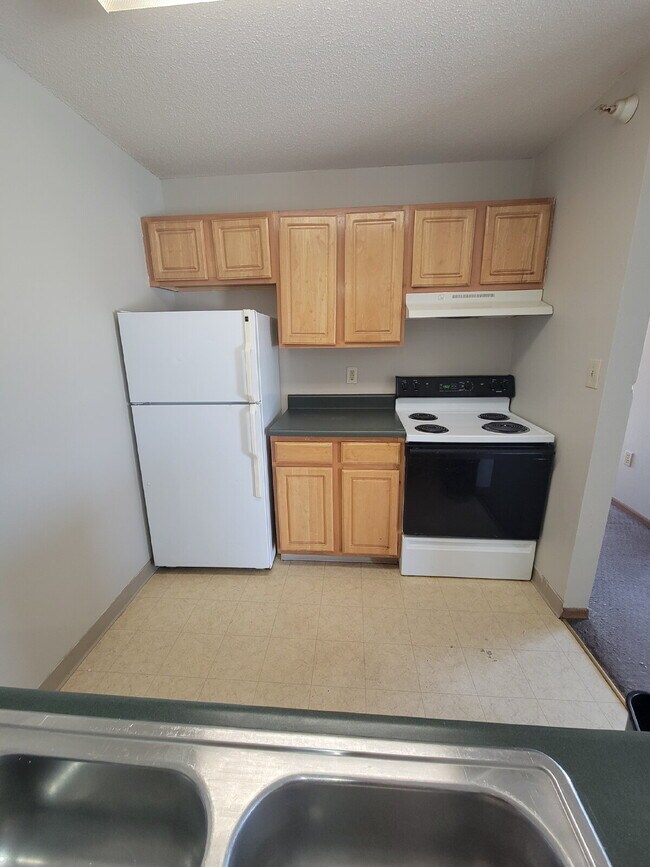 Building Photo - 2 Bedroom | 1 Bathroom 2nd Floor Unit in O...