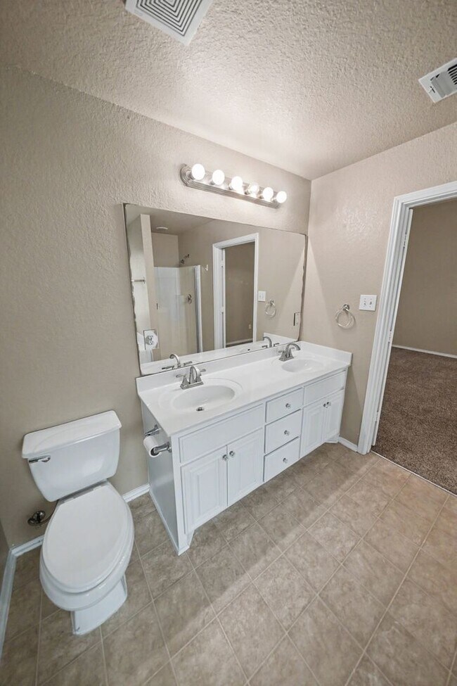Building Photo - Spacious Single-Story Home with Solar Panels - Realtor Commission: $500