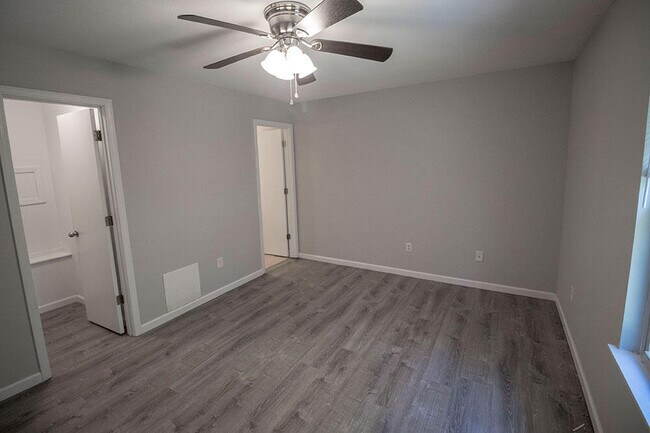 Building Photo - 1405 Greensboro Dr