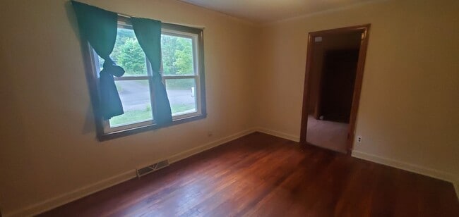 Building Photo - Large 4 Bedroom House On Hwy 105