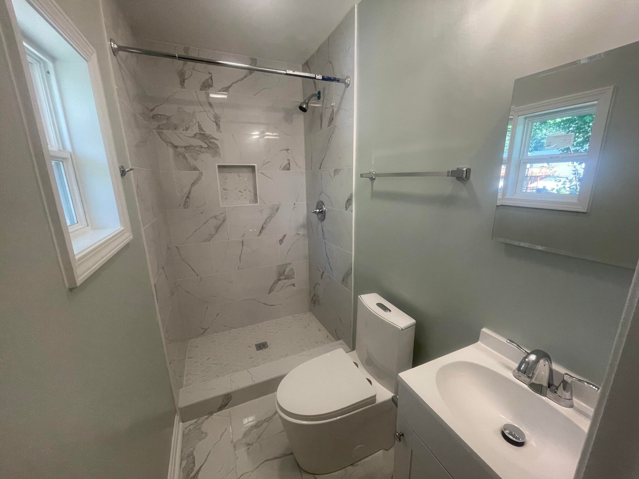 Building Photo - 221 Fallsway Ln