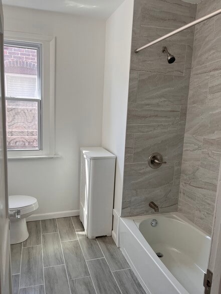 Bathroom - 5049 N Sydenham St