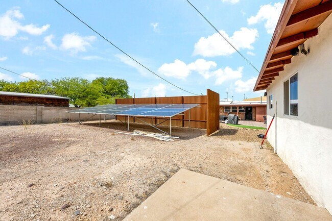 Building Photo - Spacious 4-Bedroom Home Near UA & Banner Health!