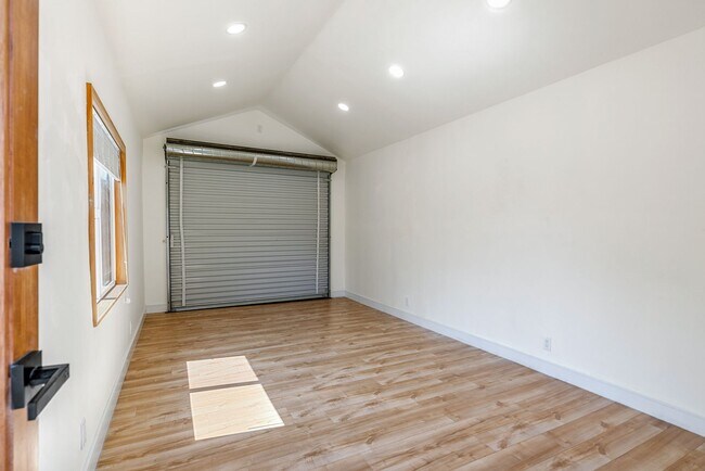 Building Photo - Move-in ready Magnolia Park gem — modern f...