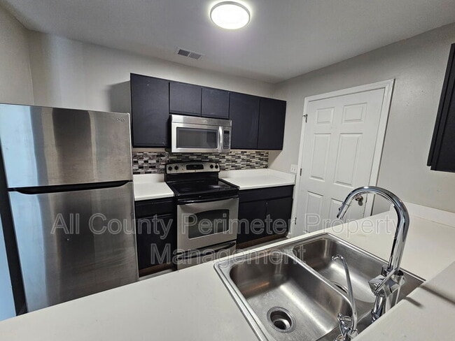 Building Photo - 2102 Fairington Ridge Cir
