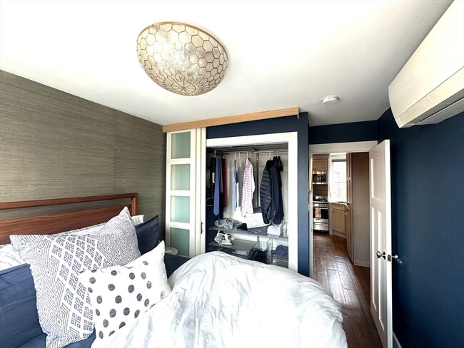 Building Photo - 10 Henchman St