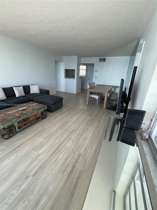 Building Photo - 2910 Point E Dr