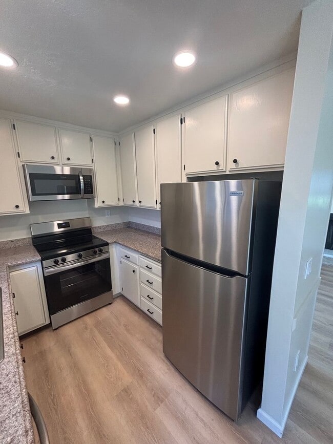 Building Photo - Updated 3 bedroom 2 bathroom Bennett Valle...