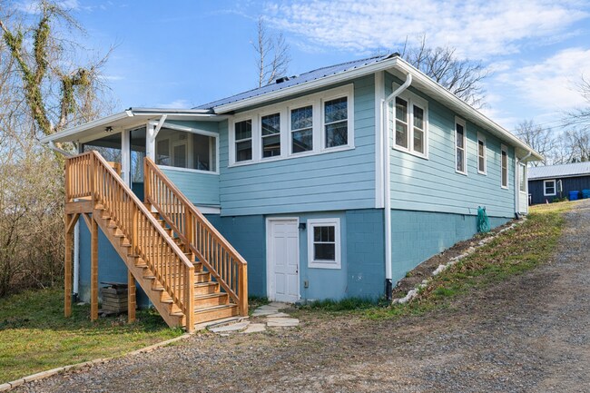 Building Photo - Charming Asheville Cottage!